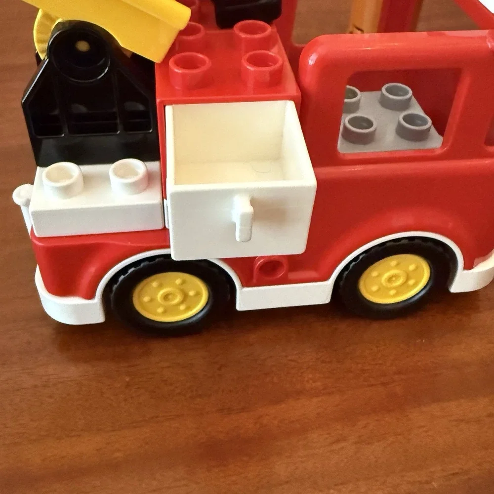 LEGO DUPLO Fire Truck Ladder Rescue Set Figures‎ Tree Cat No Box Complete Set